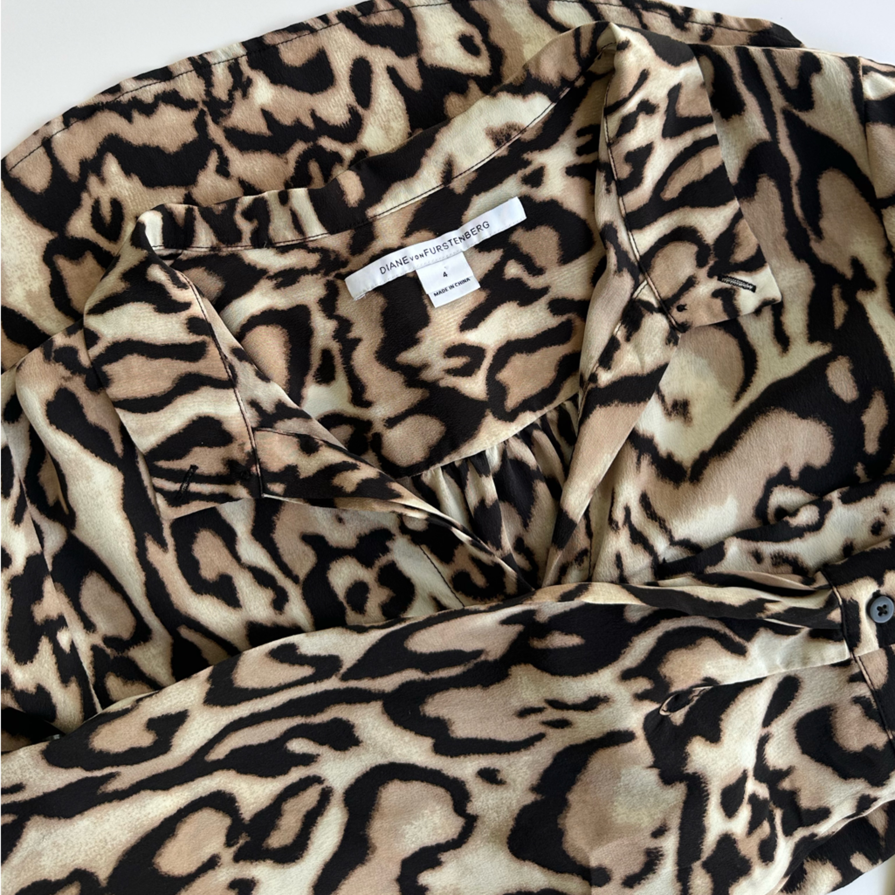 Diane Von Furstenberg Lorelei 100% Silk Leopard Print Button Down Blouse Size 4